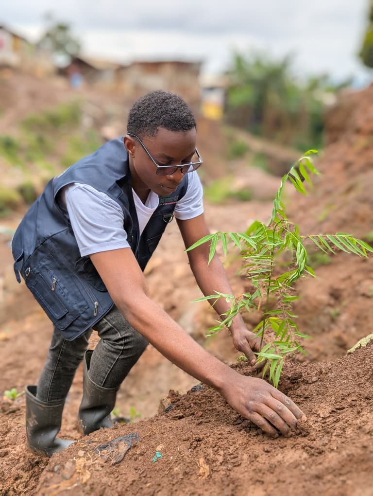 Membres de Jeunesse pour l'Environnement plantant un arbre ensemble